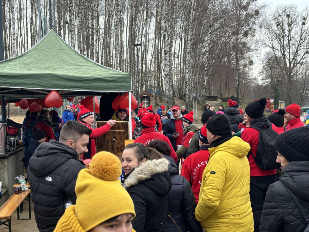 WOŚP 2025 w Olsztynie. Morsy w szczytnym celu wykąpali się w lodowatym jeziorze Ukiel [ZDJĘCIA]