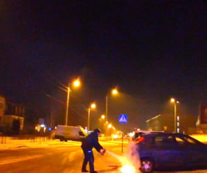 Białystok: Spał w płonącym samochodzie. Uratowali go policjanci