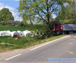 Ciężarówka po uderzeniu w drzewo zaczęła się palić. Kierowca był kompletnie pijany 