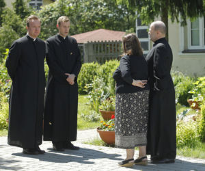 Ranczo 8 sezon. Maciej (Mateusz Rusin), Robert (Bartłomiej Kasprzykowski), ksiądz (Cezary Żak), Michałowa (Marta Lipińska)