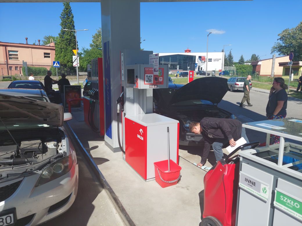 BLOKUJEMY ORLEN. W Starachowicach więcej Policji niż blokujących