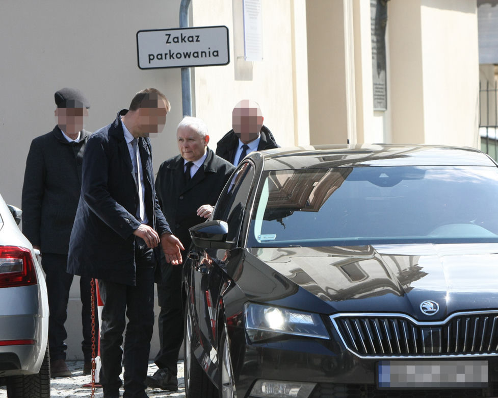 Kaczyński jak gwiazdor! Wpisał się w książkę nieznajomemu 