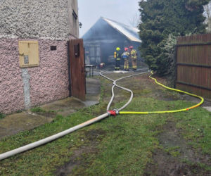 Pożar budynku gospodarczego w Szczurowej. Zobacz zdjęcia z akcji gaśniczej