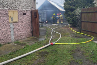 Pożar budynku gospodarczego w Szczurowej. Zobacz zdjęcia z akcji gaśniczej
