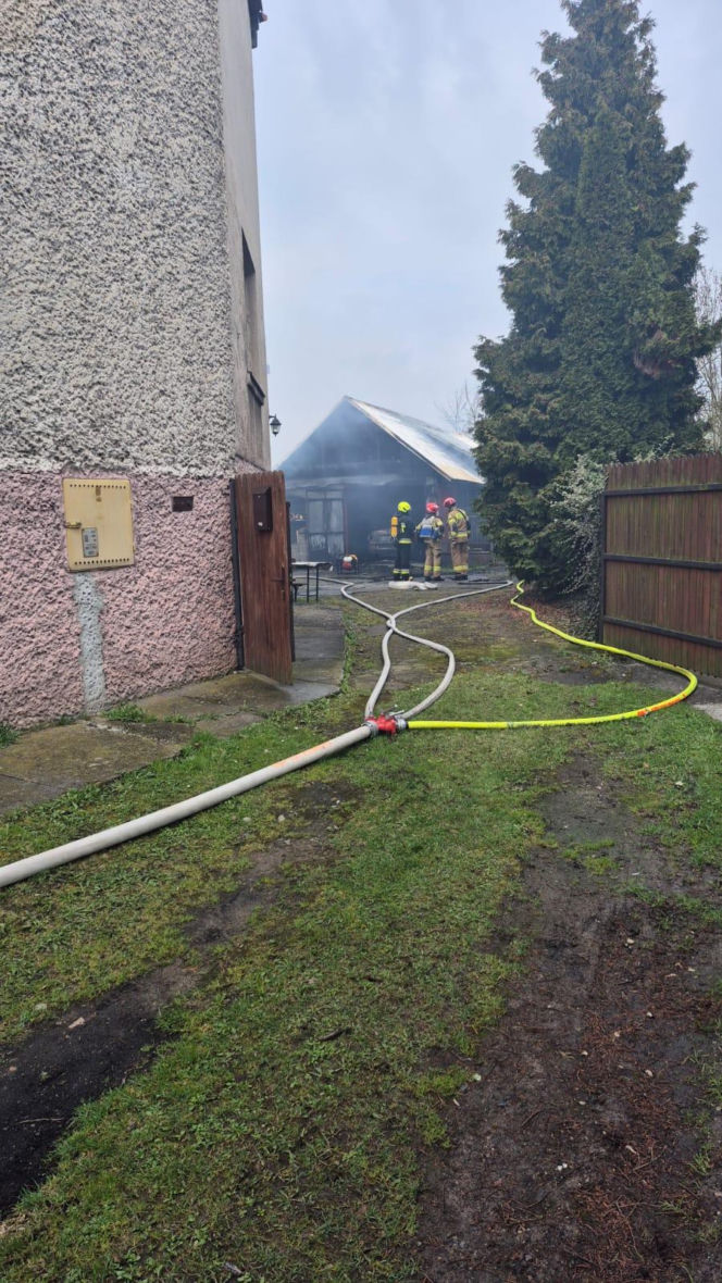 Pożar budynku gospodarczego w Szczurowej. Zobacz zdjęcia z akcji gaśniczej