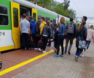 Tłok na stacji PKP Rembertów 