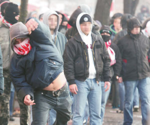 Kibole sterroryzują stolicę