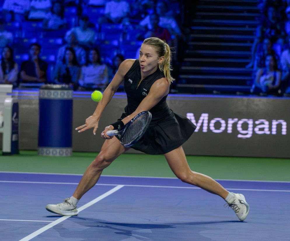 Maja Chwalińska odbija piłkę podczas meczu tenisowego. O jej starciu z Marią Sakkari przeczytasz na SE Supersport.