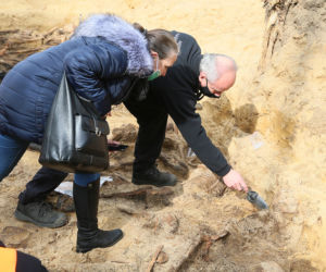 Historyczne znalezisko w warszawskim lesie. Doły śmierci na Białołęce. Wśród ofiar kobieta z długim warkoczem 