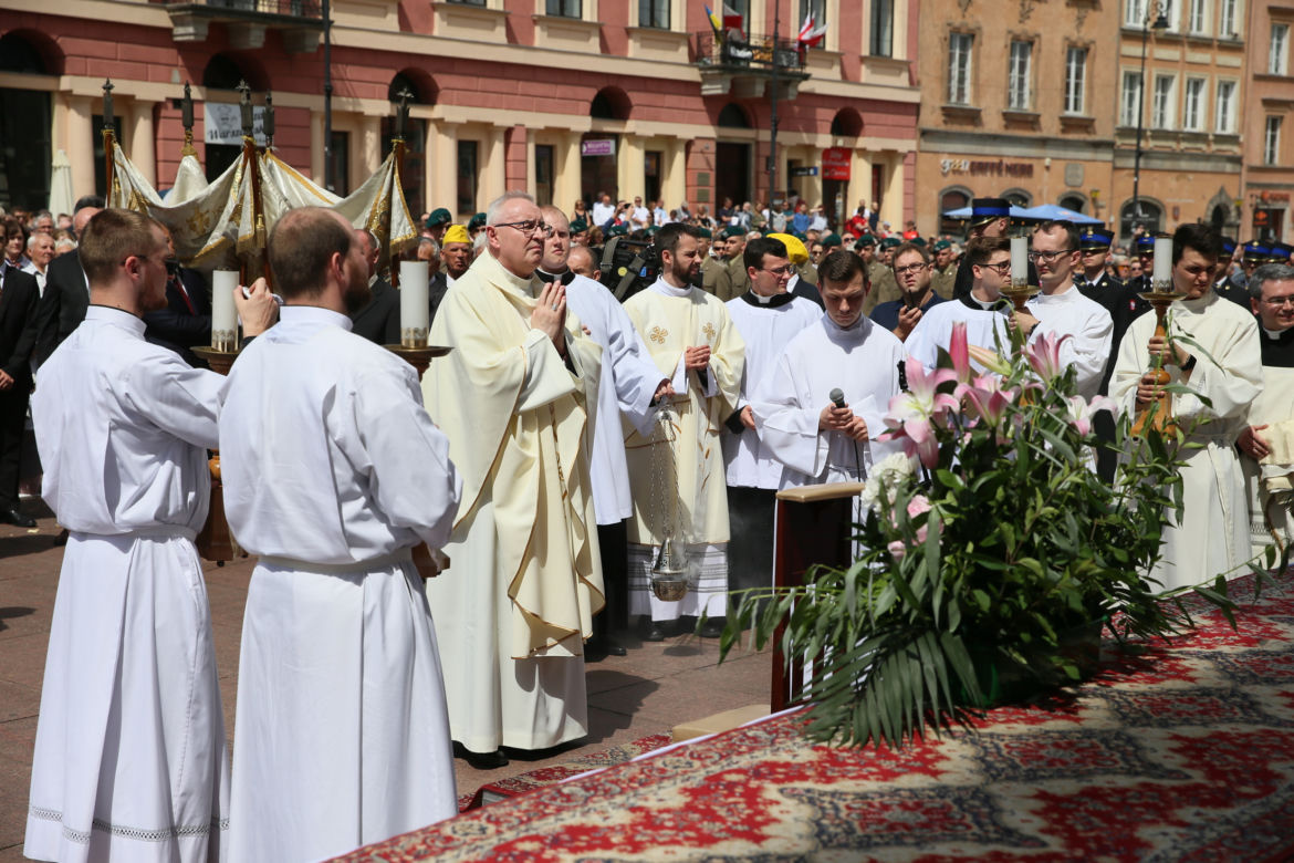 Centralna procesja Bożego Ciała w Warszawie. Ołtarze nawiązywały do wojny