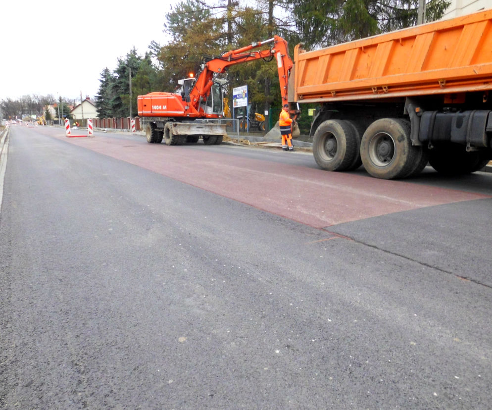 Czerwony asfalt na ulicy Okrężnej. Kierowcy mogą być zaskoczeni