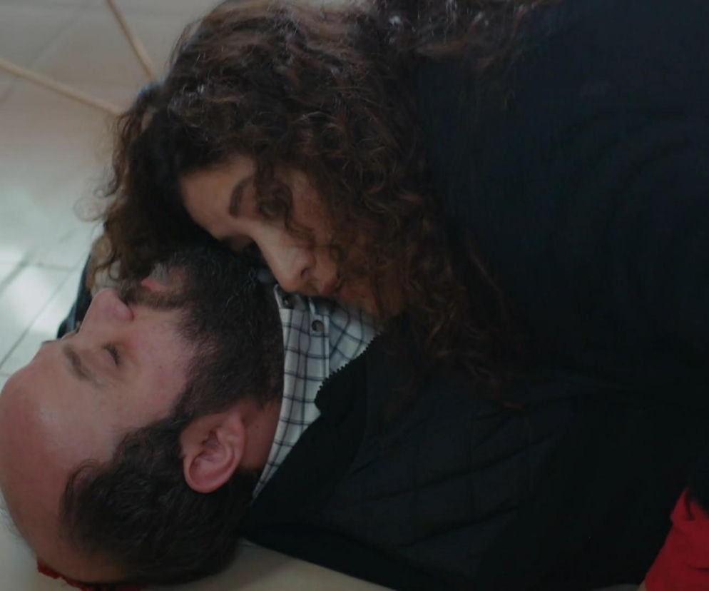 Cansel pochyla się nad nieprzytomnym Sahinem leżącym na podłodze z krwią sączącą się z tyłu głowy, w dramatycznej scenie z serialu „Dziedzictwo”. Więcej o losach bohaterów przeczytasz na portalu Super Seriale.