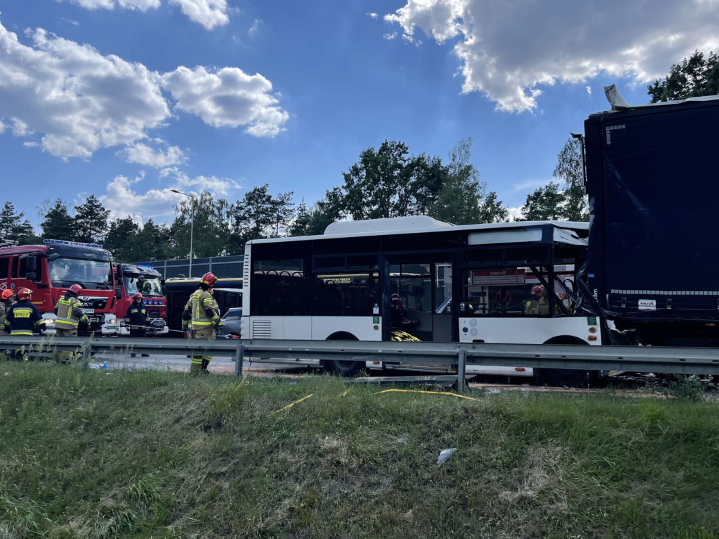 Wypadek miejskiego autobusu w Ząbkach