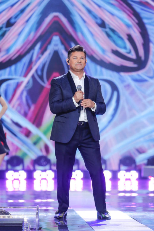 Tak Zenon Martyniuk zmieniał się przez lata. Na początku kariery nosił zupełnie inną fryzurę