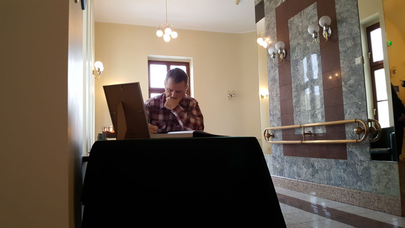 Księga kondolencyjna w bydgoskim ratuszu