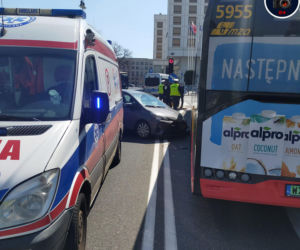 Zderzenie autobusu z osobówką w centrum Warszawy