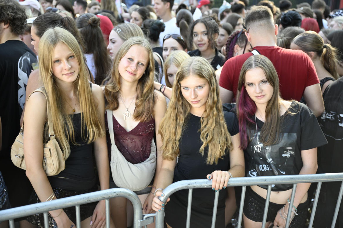 Fani w upale czekają na koncert The Weeknd. Tłumy w Warszawie