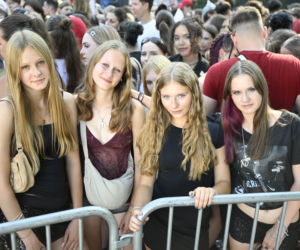 Fani w upale czekają na koncert The Weeknd. Tłumy w Warszawie