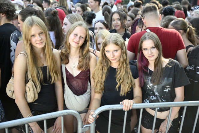 Fani w upale czekają na koncert The Weeknd. Tłumy w Warszawie