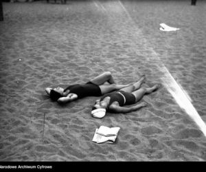 Jak dawniej wyglądało plażowanie? Te zdjęcia to prawdziwe perełki! [GALERIA]