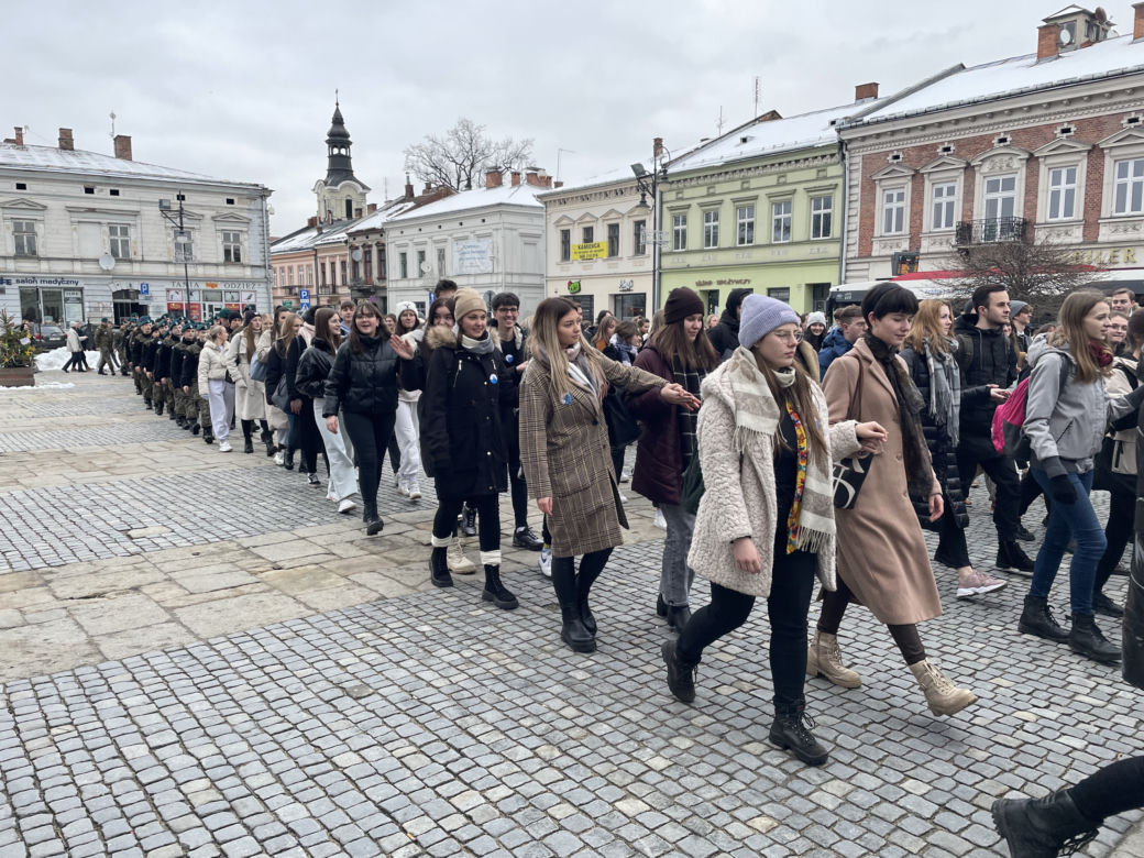 Maturzyści zatańczyli na Rynku poloneza