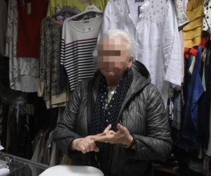Przez żonę mieszka w samochodzie.