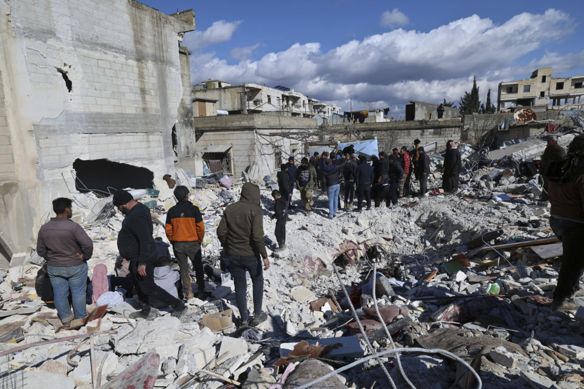  Urodziła dziecko w ruinach po trzęsieniu ziemi! Dziecko przeżyło, matka i ojciec zmarli historia do noworodka uratowanego w Syrii. matka urodziła gdy dom sie zawalił