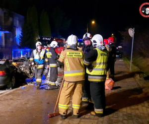 Falenty Duże.  Zderzenie auta osobowego z ogrodzeniem i slupem energetycznym