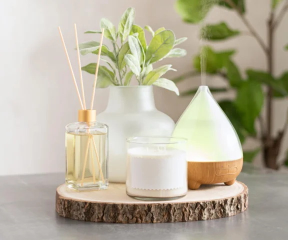 Wymieszaj po 5 kropli tych olejków i wlej je do kominka. Przepiękny zapach rozniesie się po całym domu i otuli zmysły w chłodne wieczory. Naturalne perfumy do domu