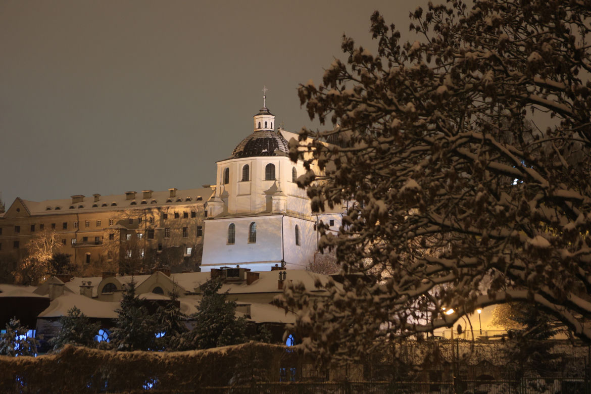 Śnieżny Lublin wieczorową porą
