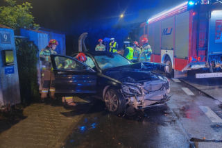 Starachowice. Rozbił Mercedesa na ogrodzeniu i uciekł