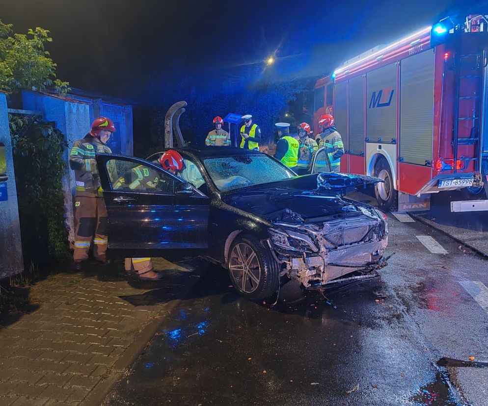 Starachowice. Rozbił Mercedesa na ogrodzeniu i uciekł