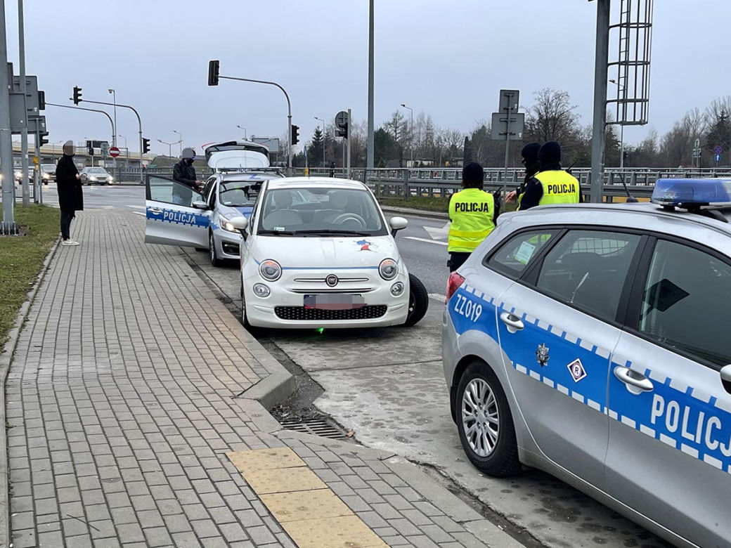 Pijany wsiadł za kółko. Zderzył sie z krawężnikiem