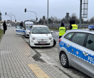 Pijany wsiadł za kółko. Zderzył sie z krawężnikiem