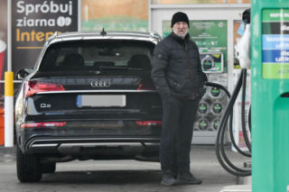 Robert Więckiewicz myje samochód