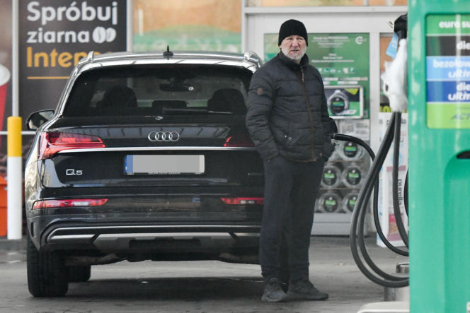 Robert Więckiewicz myje samochód