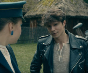 Stulecie Winnych 4 odc. 51. listonoszka Marlena (Aleksandra Nowosadko), Antek (Krzysztof Cybulski)	