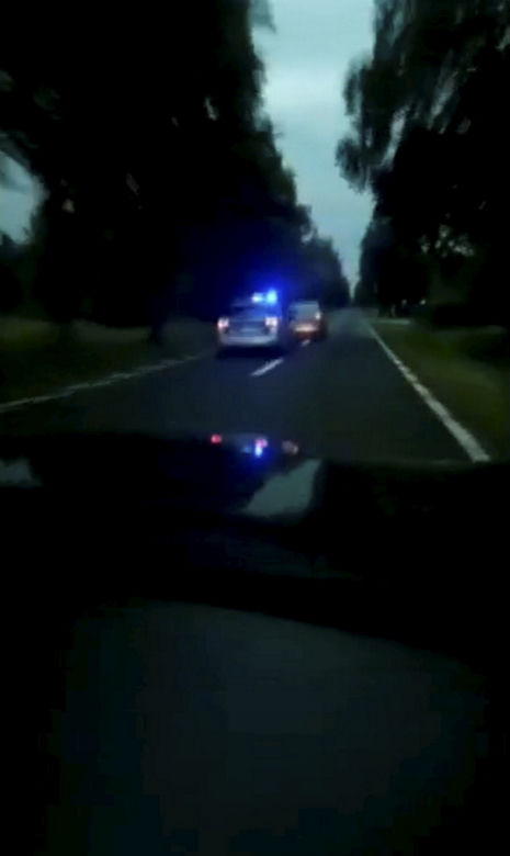 Polscy Bonnie i Clyde zatrzymani pod Sierpcem! W trakcie pościgu próbowali przejechać policjanta [ZDJĘCIA].