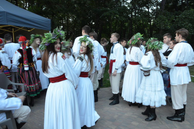 Dawne słowiańskie obrzędy ożyły w Parku Aleksandria w Siedlcach. Zespół Chodowiacy zaprezentował widowisko „Kupalnocka”