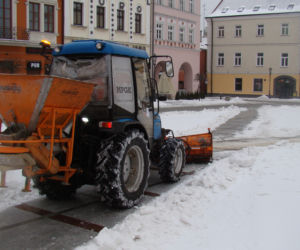 Rynek w Tarnowie pod śniegiem. W akcji pługopiaskarka MPGK