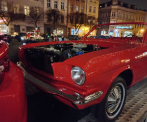 Świąteczny Zlot Amerykańskich Samochodów na Rynku w Lesznie