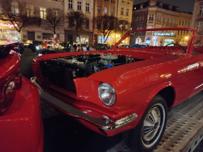 Świąteczny Zlot Amerykańskich Samochodów na Rynku w Lesznie