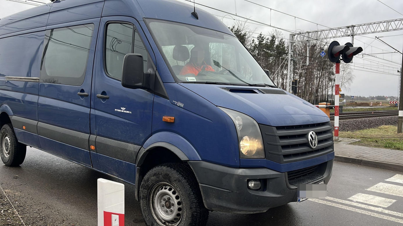 Kierowca dostawczaka wyłamał szlaban. Tak PKP promuje kampanię "Bezpieczny Przejazd"