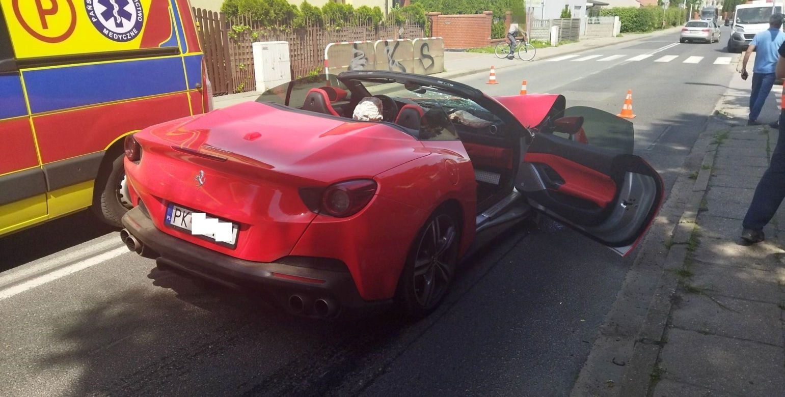 Wypadek ferrari w Piotrkowie Trybunalskim! Superauto rozbite na ul Wyzwolenia [ZDJĘCIA]