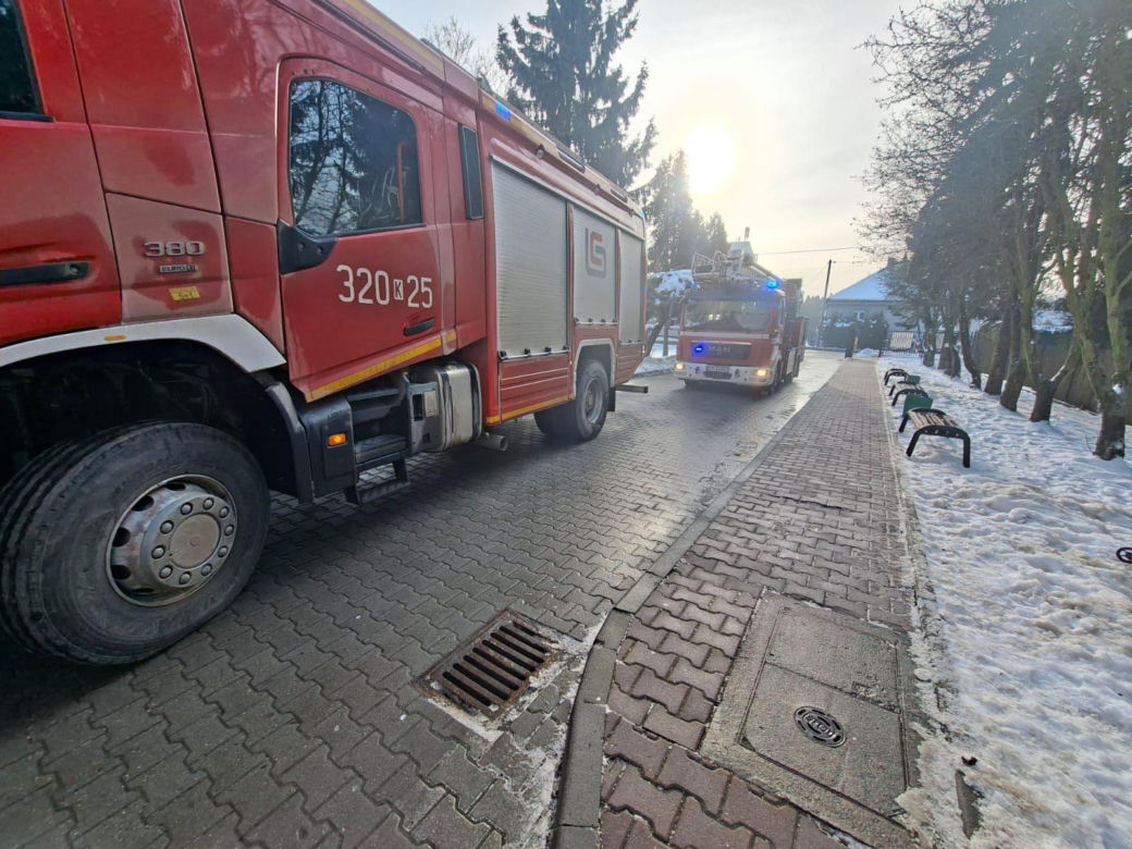 Szkoła ewakuowana z powodu telefonu uczennicy. Strażacy ostrzegają o niebezpieczeństwie