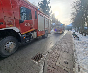 Szkoła ewakuowana z powodu telefonu uczennicy. Strażacy ostrzegają o niebezpieczeństwie