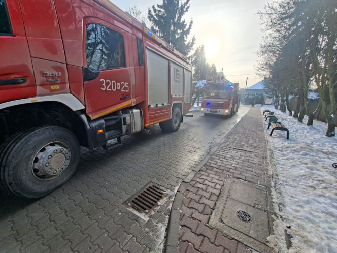 Szkoła ewakuowana z powodu telefonu uczennicy. Strażacy ostrzegają o niebezpieczeństwie