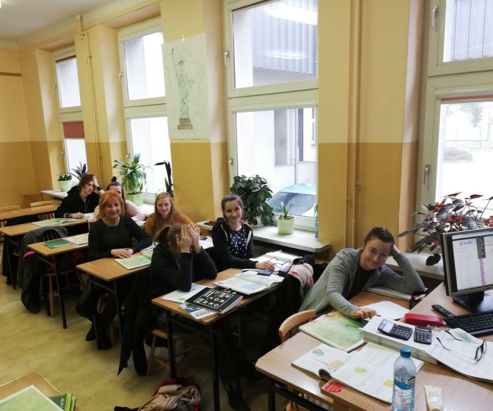 Uczniowie i nauczycielka w sali lekcyjnej podczas zajęć. O wynikach matur w Skarżysku przeczytasz na Eska Starachowice.