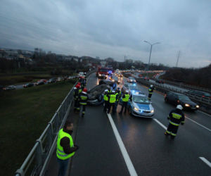 Radiowóz dachował na DTŚ w Katowicach. Ranny został policjant z Małopolski [ZDJĘCIA]