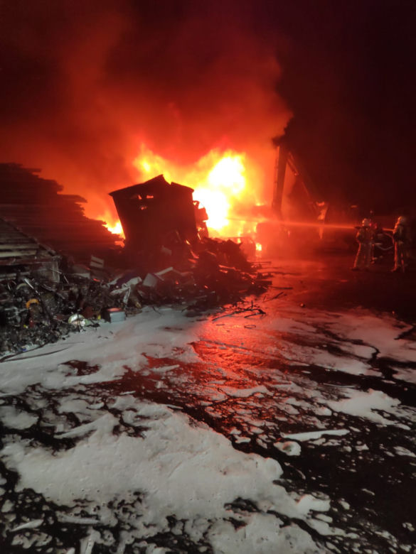 Dobrzyniewo Duży. Olbrzymi pożar na złomowisku samochodów